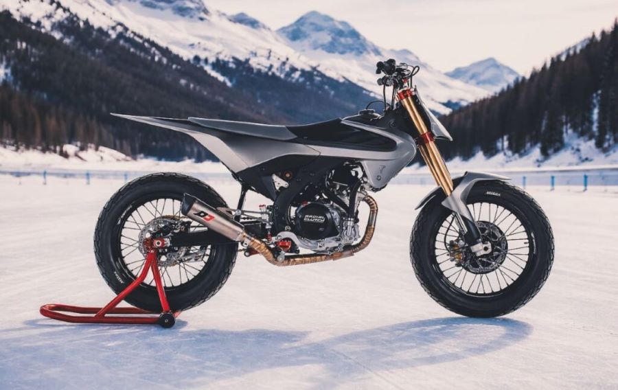 Una moto de flat Track Picasso OMT 450C parada sobre la nieve