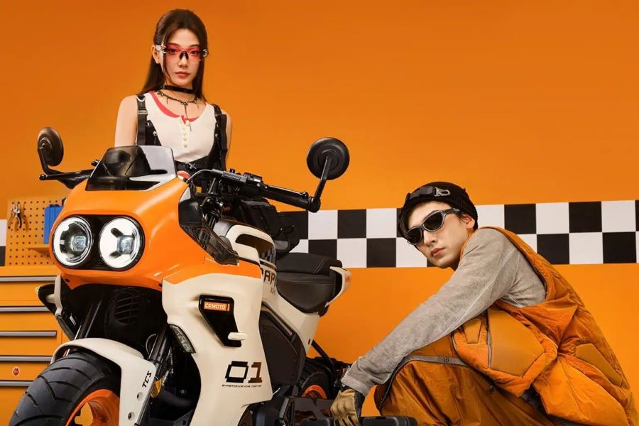 CFMoto XO Papio Racer 2026: mini superbike, maxi actitud Dos modelos juveniles posan junto a la CFMoto XO Papio Racer 2026 Caqui