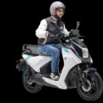 Yamaha EC-06: estrategia eléctrica frente a Ola, Ather y TVS Un usuario manto un scooter eléctrico Yamaha EC-06 indio