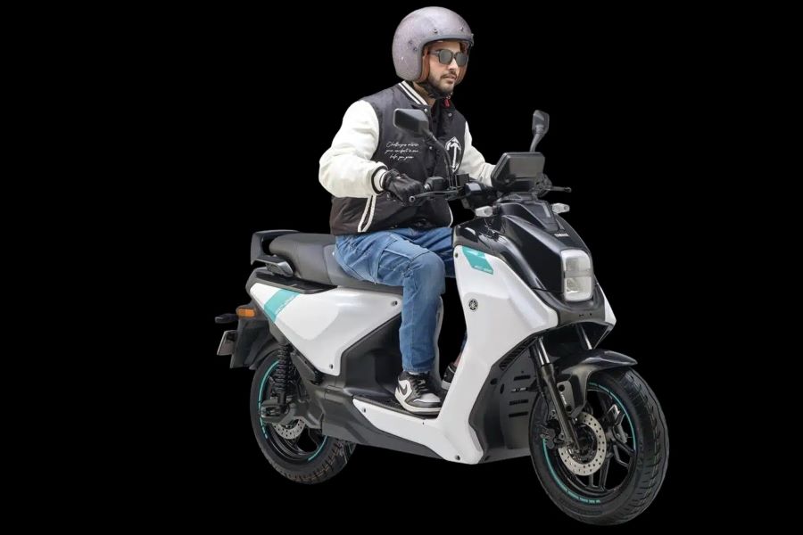 Un usuario manto un scooter eléctrico Yamaha EC-06 indio
