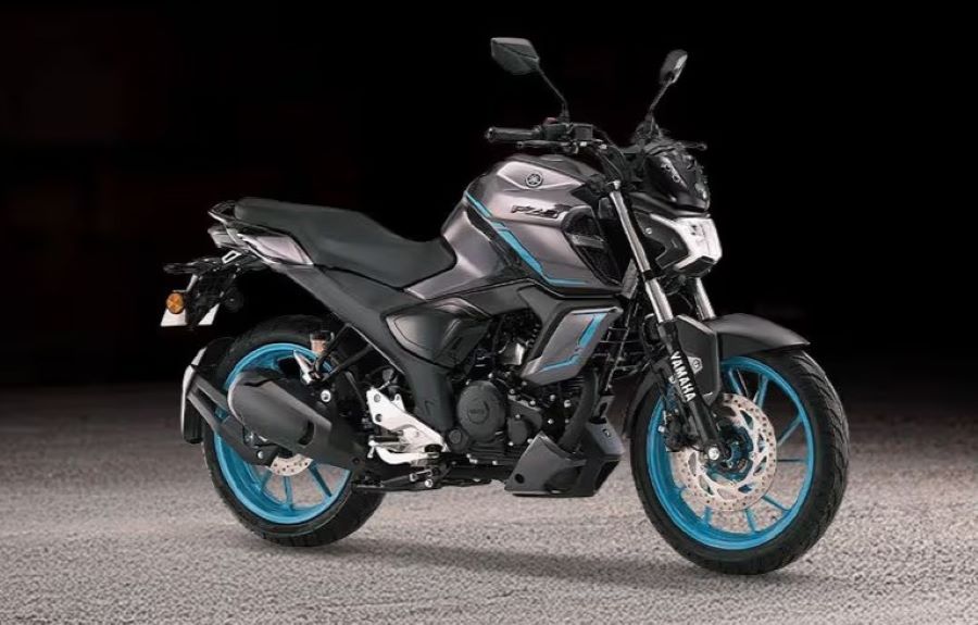  Vista lateral derecha de ua moto Yamaha FZ-S Fi Hybrid gris y azul