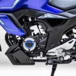 Primer plano del motor y la parte de ciclo de una moto Yamaha-FZS-Fi Hybrid