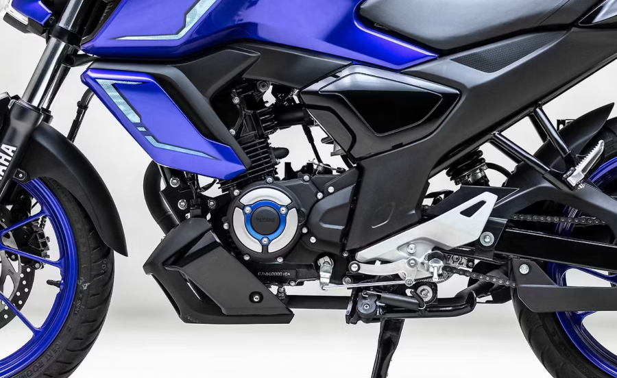 Primer plano del motor y parte de ciclo de una moto Yamaha FZ-S Fi Hybrid azul