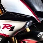 Primer plan derecho del frontal de una moto Yamaha R1 GYTR PRO