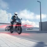 Un render que muestra una moto circulando por la ciudad con un aro simulado alrededor para mostrar sistemas de seguridad