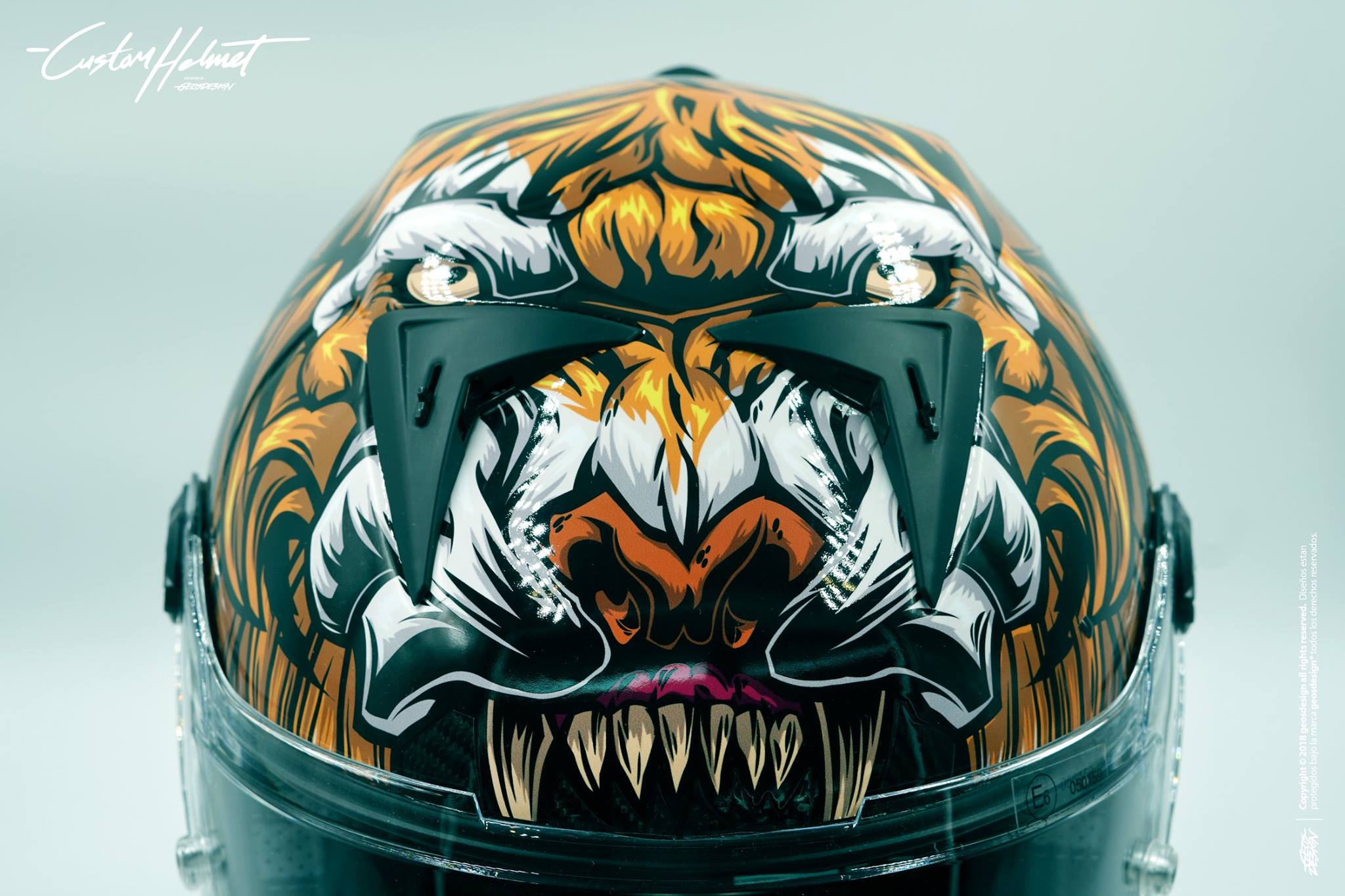 Un casco de moto personalizado artesanalmente con la cara de un tigre