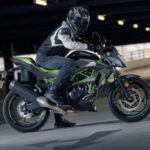 La Kawasaki Z125 pide manos firmes desde el primer metro Un piloto, pie en tierra, se apresta a salir con su moto Kawasaki Z125 2026