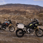 Las Triumph Tiger Alpine y Desert elevan la aventura premium Dos motos Triumph Tiger de ediciones limitadas Alpine y Desert posan en la montaña