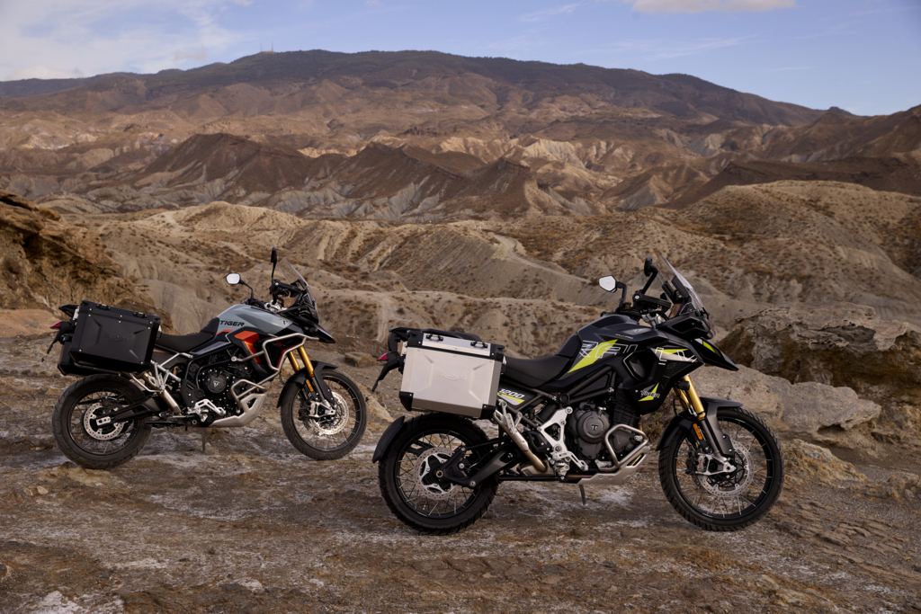 Dos motos Triumph Tiger de ediciones limitadas Alpine y Desert posan en la montaña
