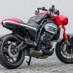 Vista en perspeciva trasera derecha de una moto moto Jawa 730 Twin roja