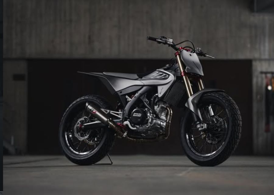 Lateral derecho de una moto de Flat Track profesional Picasso OMT 450C