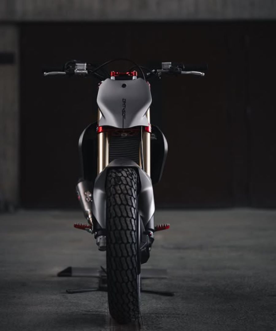 Una moto de Flat track Picasso OMT 450C vista de frente