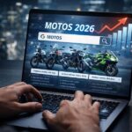 Imagen creada con IA que simula a una persona buscando tendencias de motos en Google