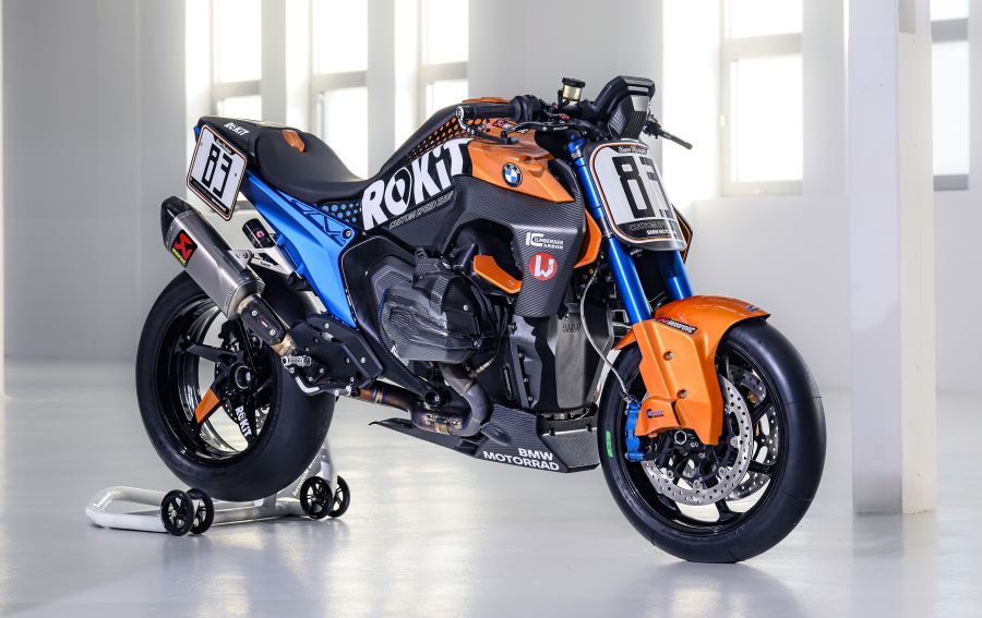 Lateral derecho de una moto BMW R 1300 R Superhooligan