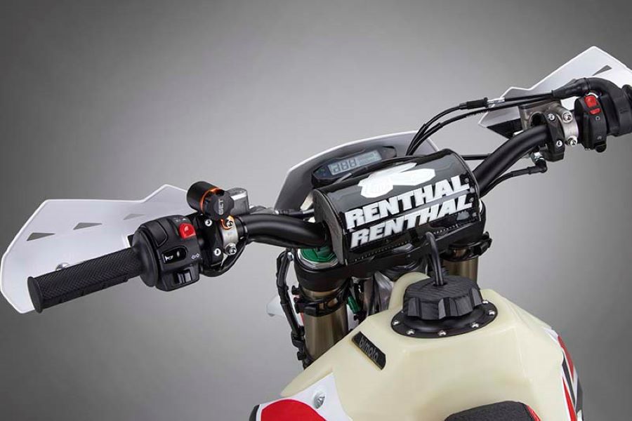 Mando de una moto Bimota BX450 enduro