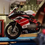 En una imagen artística tomada en un taller, aparece la mitad delantera de una moto Bimota KB399