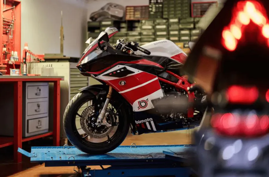 En una imagen artística tomada en un taller, aparece la mitad delantera de una moto Bimota KB399