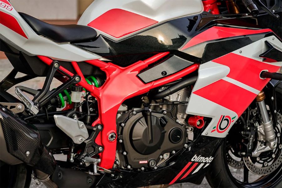 Bimota KB399 y el regreso premium de las deportivas 400 Primer plano del motor de una moto Bimota KB399