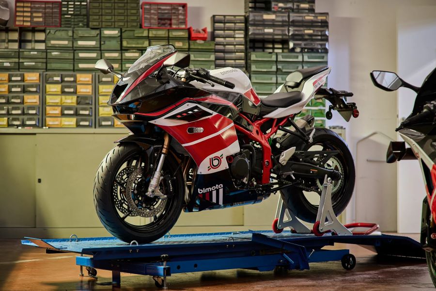Bimota KB399 y el regreso premium de las deportivas 400 Una moto Bimota KB399 subida a una plataforma en un taller