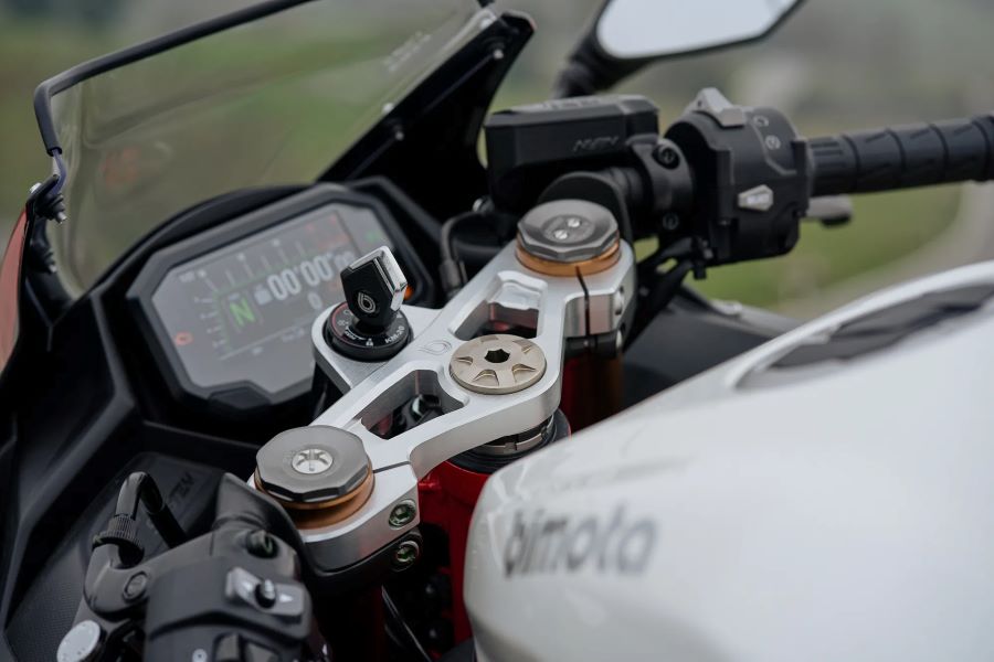 Bimota KB399 y el regreso premium de las deportivas 400 Pantalla digital de una moto Bimota KB399