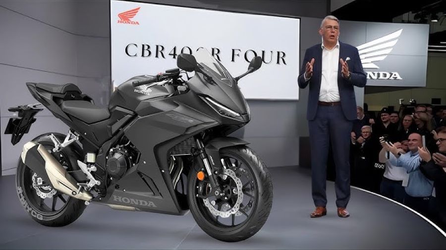 Un directivo presenta sobre un stand la moto Honda CBR400R FOUR