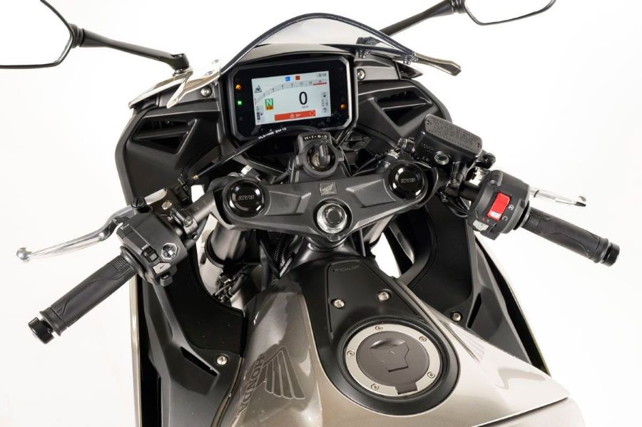 Mandos de una moto Honda CBR400R FOUR