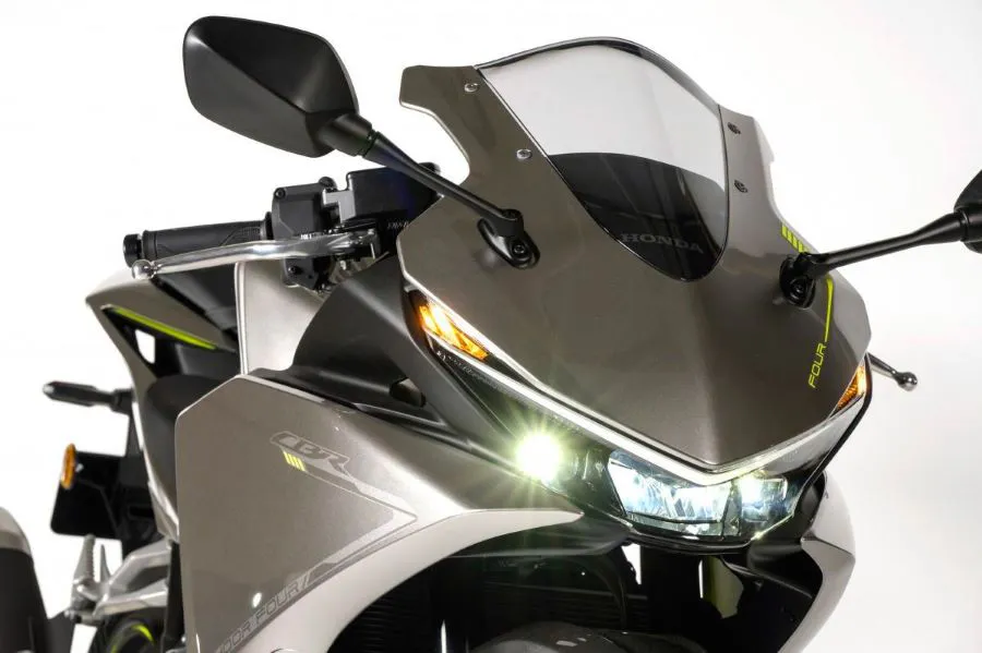 Frontal de la moto Honda CBR400R FOUR con los faros encendidos