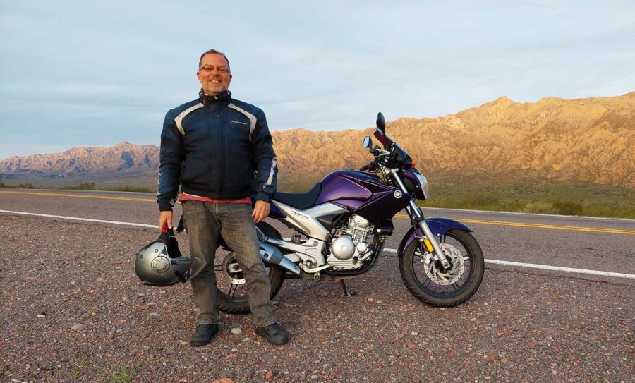 Bernardo Casasnovas y su Yamaha en un lugar de la Patagonia