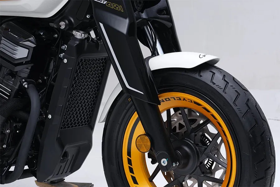 Rueda delantera de una moto Cyclone AQS401