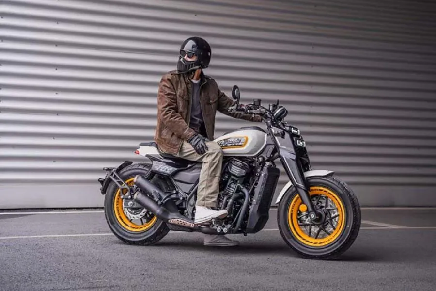 Un piloto con casco mira hacia atrás sentado sobre una moto Cyclone AQS401 blanca