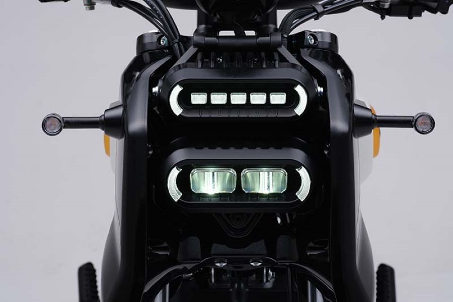 Faro delantero de una moto Cyclone AQS401