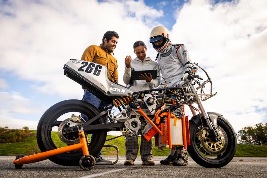 Tres ingenieros analizan datos de una moto experimental Ducati Hydrogen en el MIT
