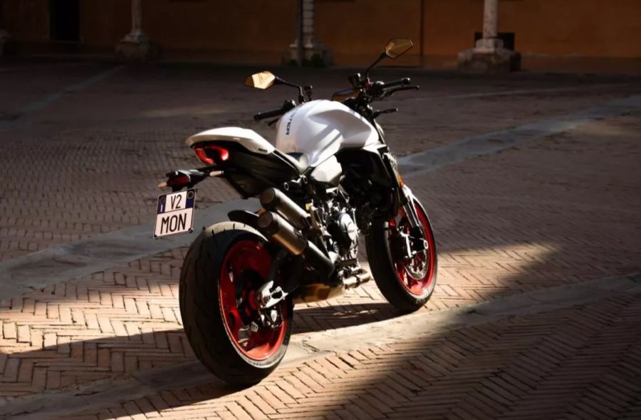 Vista cenital trasera de una Ducati Monster 2026 blanca