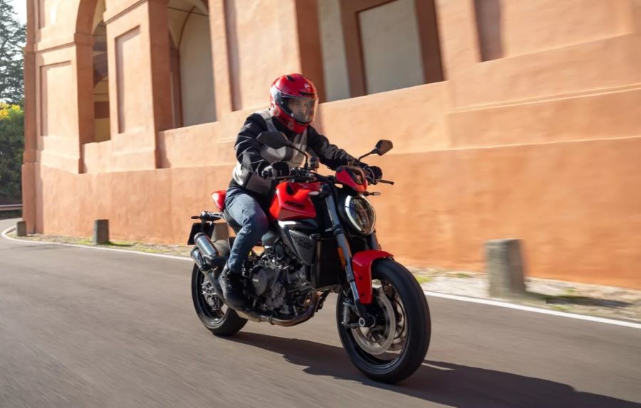 Un piloto se desplaza en una moto Ducati Monster 2026 roja