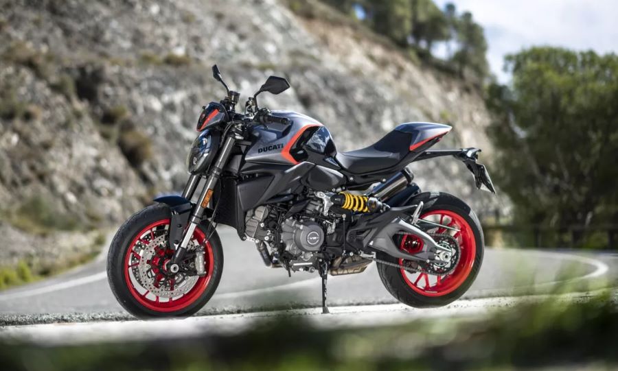 Una versión Sport Livery de la Ducati Monster 2026 posa en medio de la naturaleza