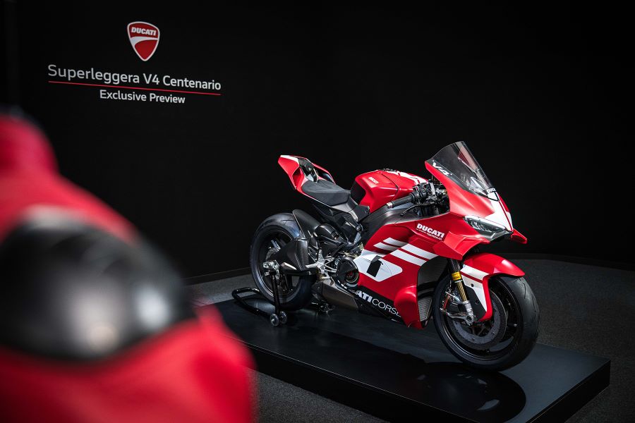 Vista cenital de una moto Ducati Superleggera V4 Centenario