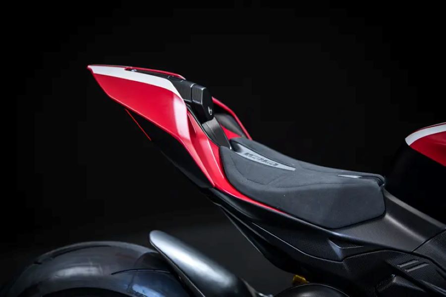 Superleggera V4 Centenario: cuando la calle deja de ser límite Asiento y colín de una moto Ducati Superleggera V4 Centenario