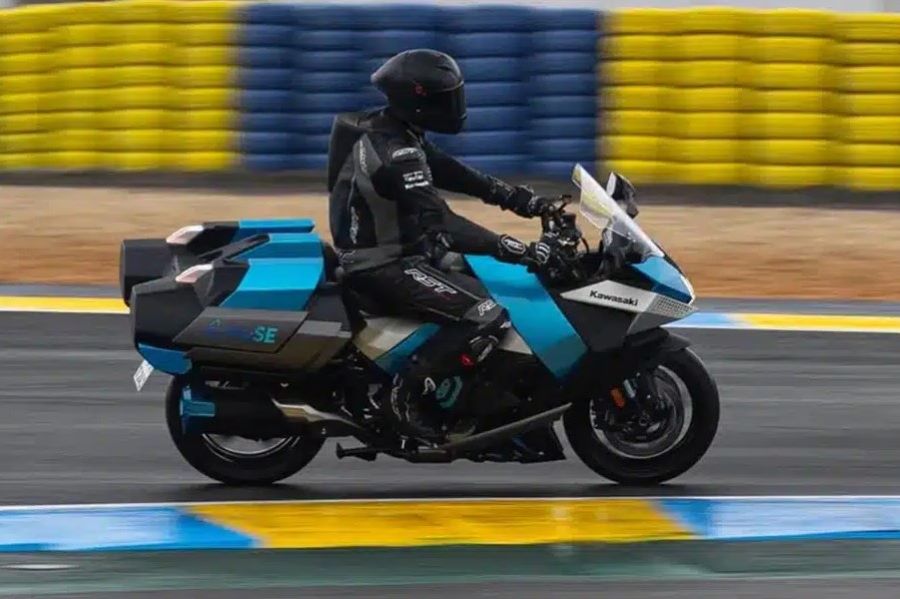 Una moto experimental Kawasaki H2 HySE rueda por una pista