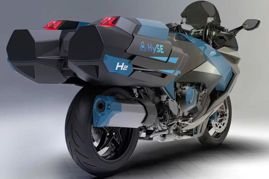 Una moto Kawasaki HS HySE experimental vista desde atrás, con sus imponentes maletas que contienen los tubos de hidrógeno