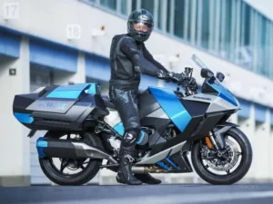 Un piloto japonés posa sobre la Kawasaki H2 HySE durante una prueba pública