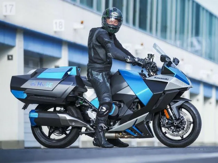 Un piloto japonés posa sobre la Kawasaki H2 HySE durante una prueba pública