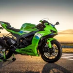 Una Kawasaki Ninja ZX-6R 2026 posa en una pista al atardecer