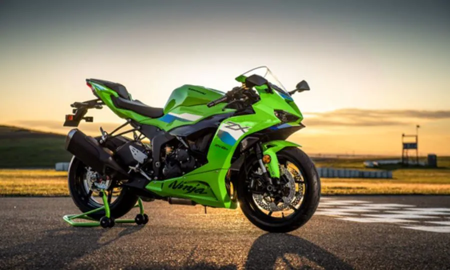 Una Kawasaki Ninja ZX-6R 2026 posa en una pista al atardecer