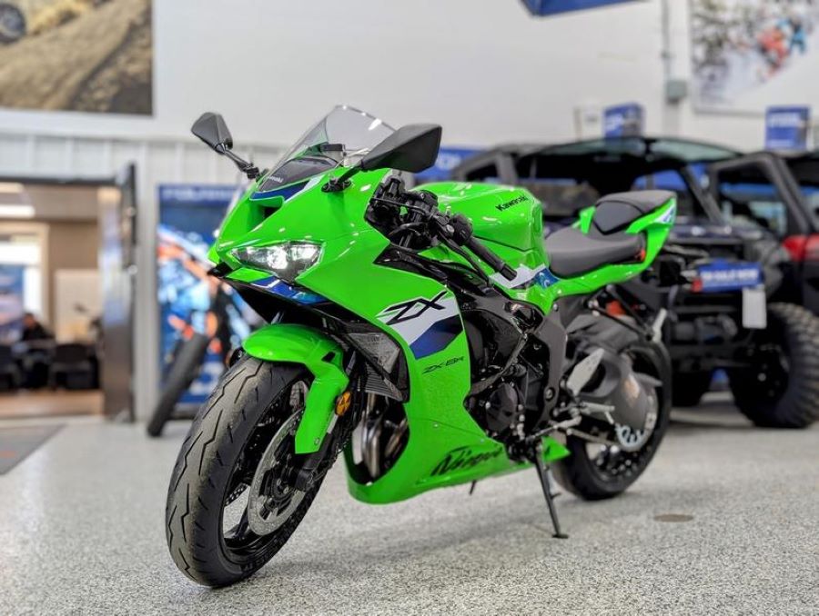 una Kawasaki Ninja ZX-6R en un salón de ventas