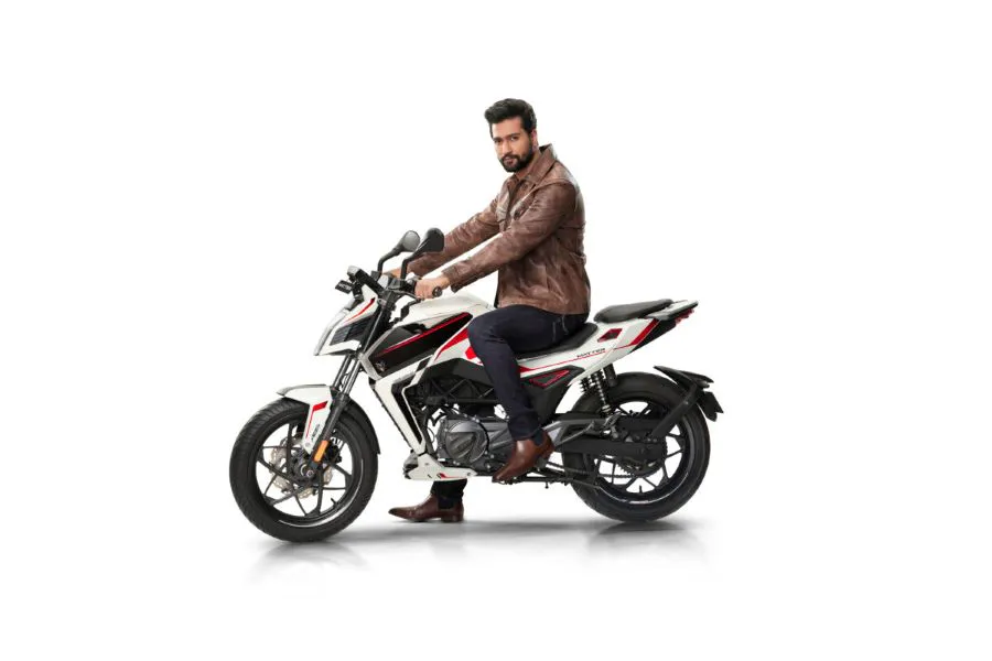 Un piloto psa sentado sobre una moto Matter Aera