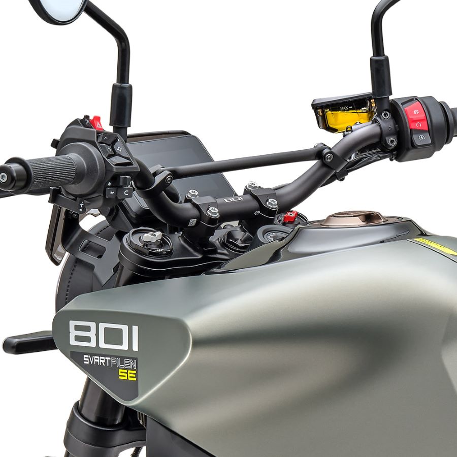 Tanque y manubrio de una moto Husqvarna Svartpilen 801 SE