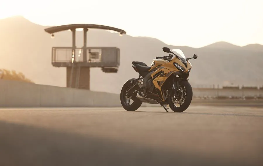 ¿No es una supersport?: ¿qué propone realmente la Daytona 660? Una moto deportiva Triumph Daytona 660 2026 amarilla posa en medio del asfalto de una pista