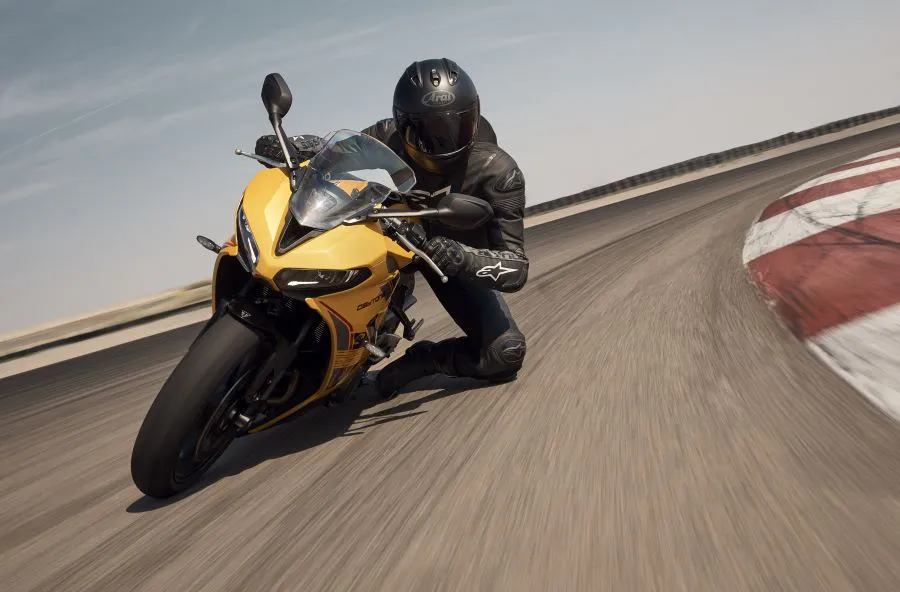¿No es una supersport?: ¿qué propone realmente la Daytona 660? Una Triumph Daytona 660 2026 amarilla, de frente en una pista