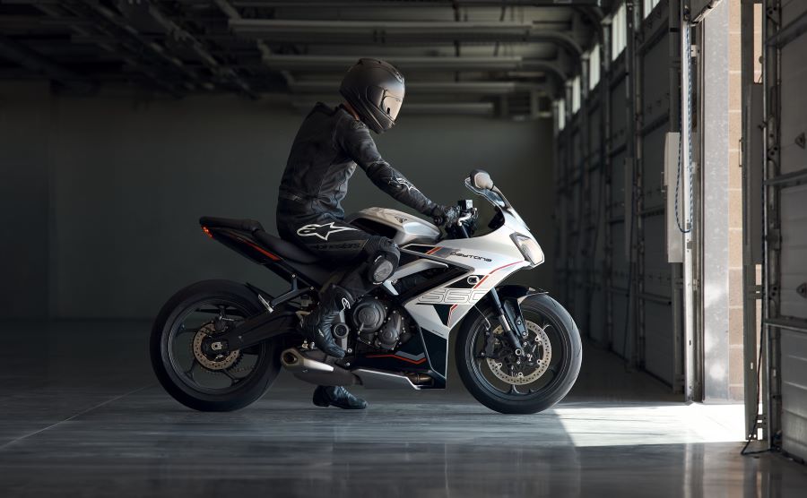 Un piloto se apresta a salir del box o garage con una Triumph Daytona 660 2026 blanca