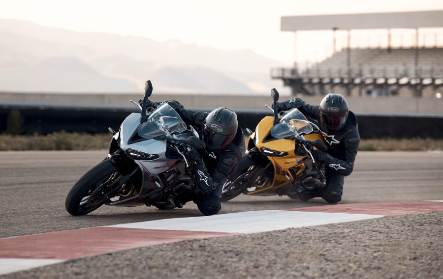 ¿No es una supersport?: ¿qué propone realmente la Daytona 660? Dos motos Triumph Daytona 660 2026 giran a la izquierda en un circuito